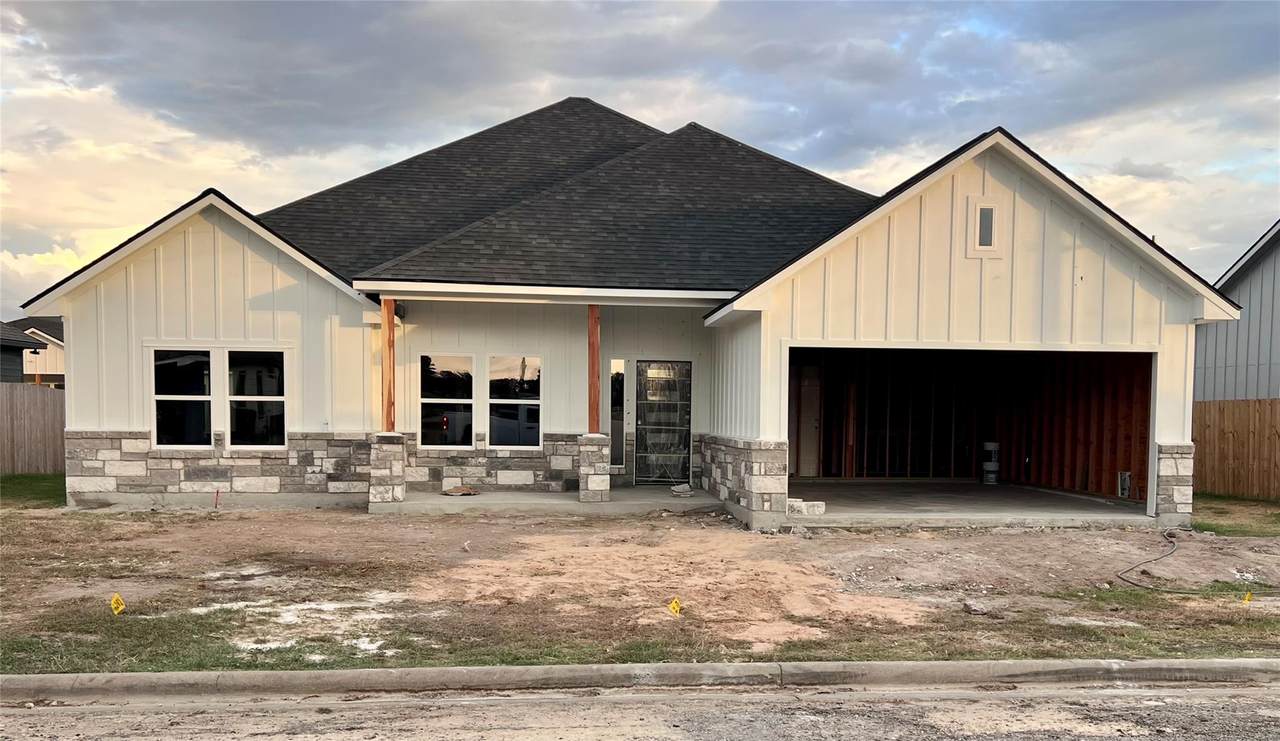320 Cactus St - Photo 1