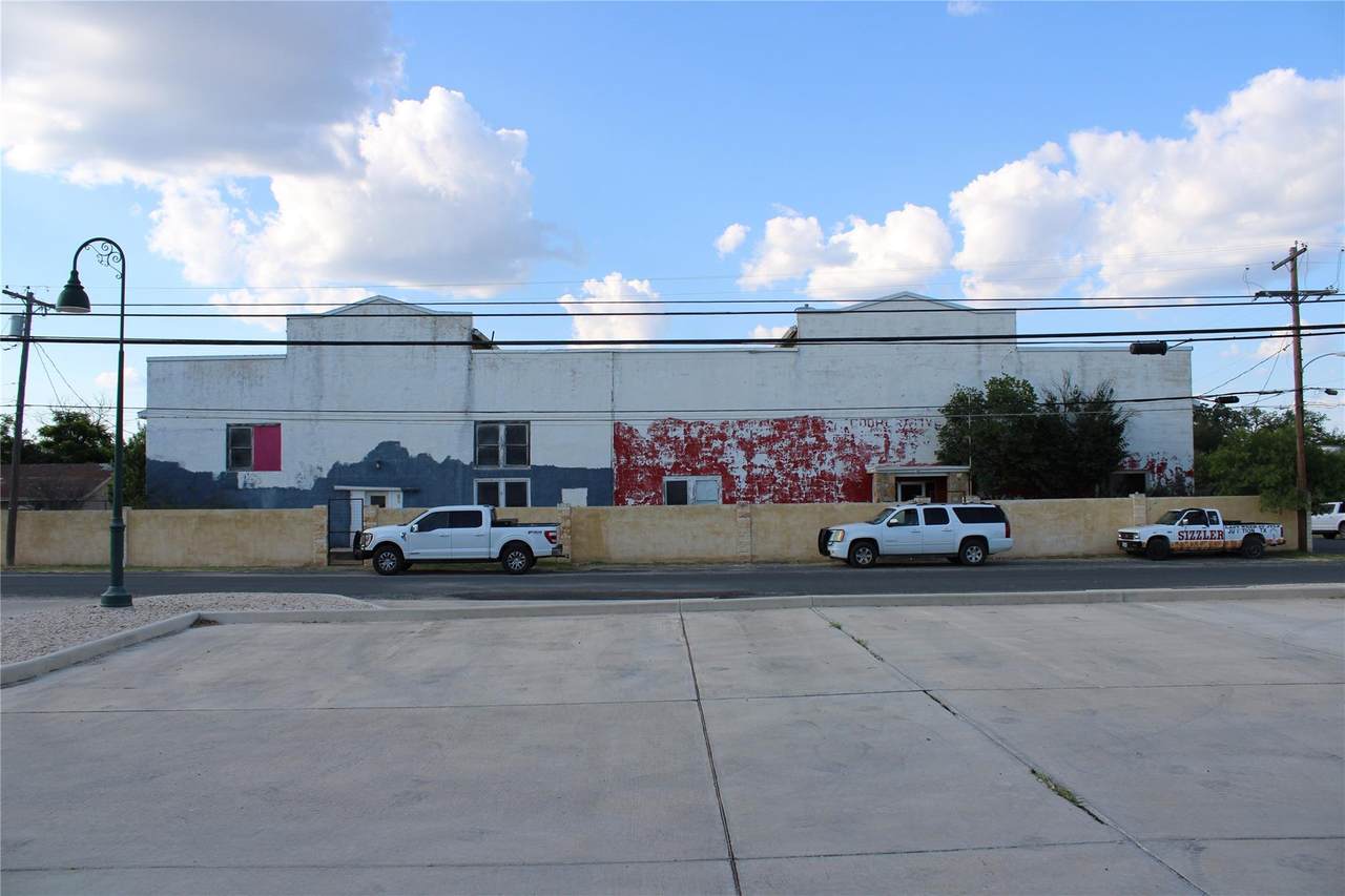 702 Pecan St - Photo 1