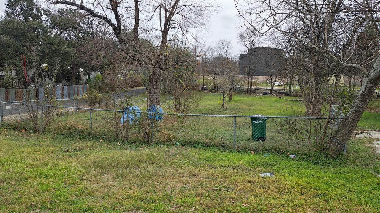 8613 Georgian Dr - Photo 1