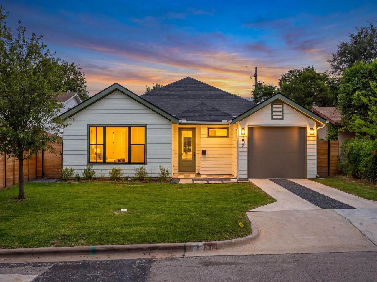 302 El Paso St - Photo 1