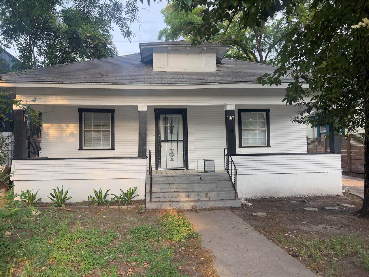 1107 Angelina St - Photo 1