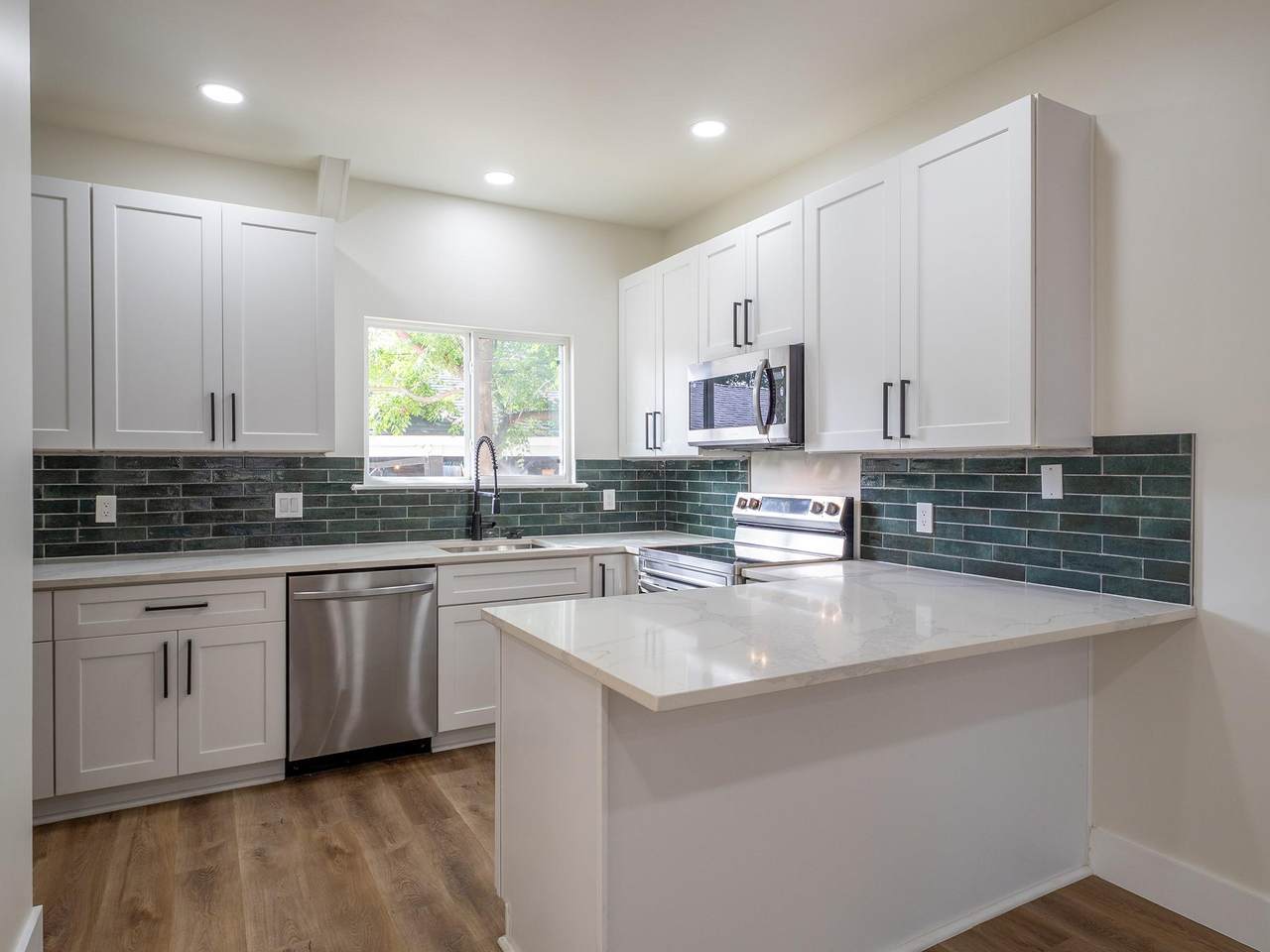 201 Mockingbird Ln - Photo 1