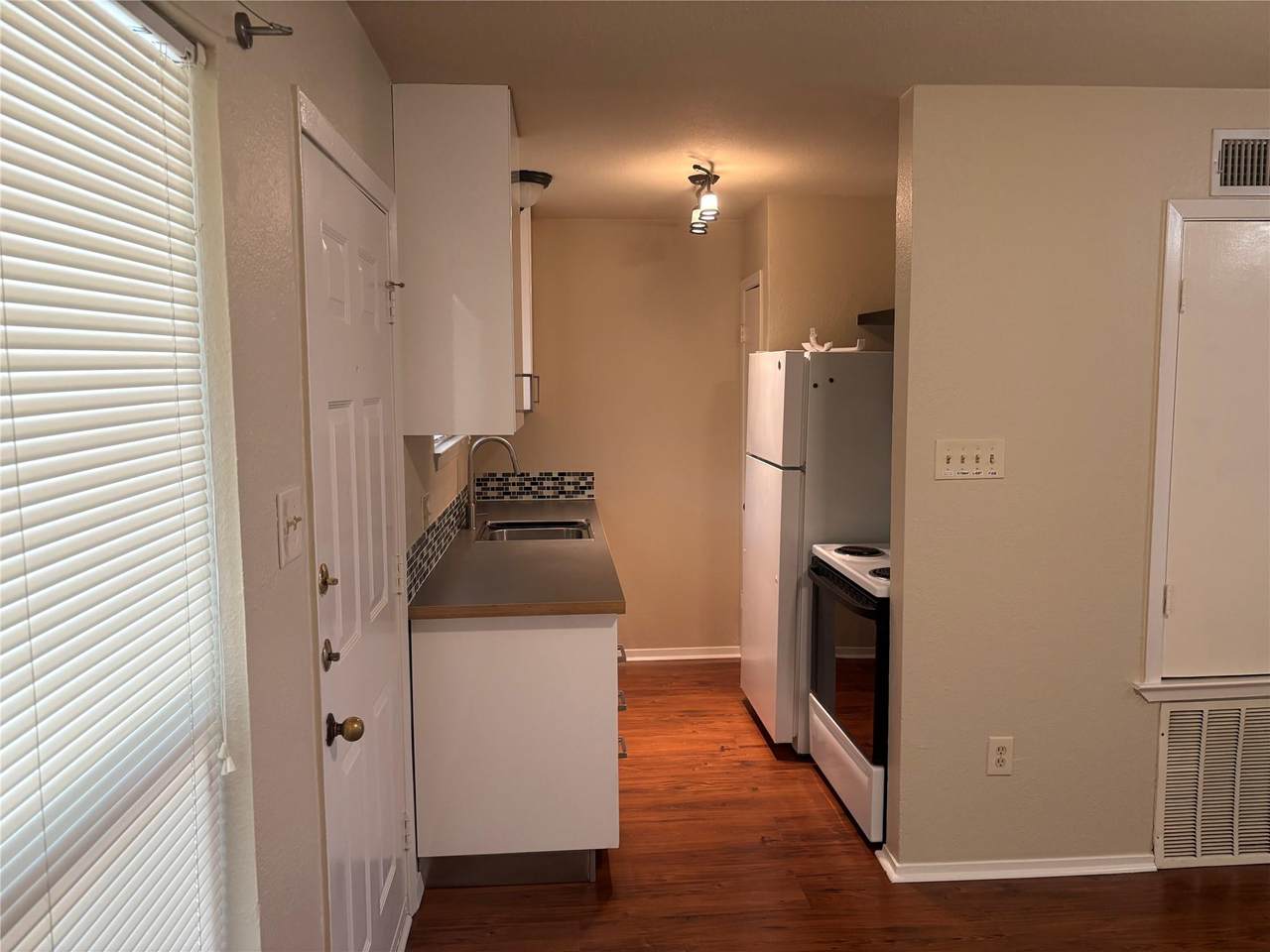 1514 Parker Ln - Photo 1