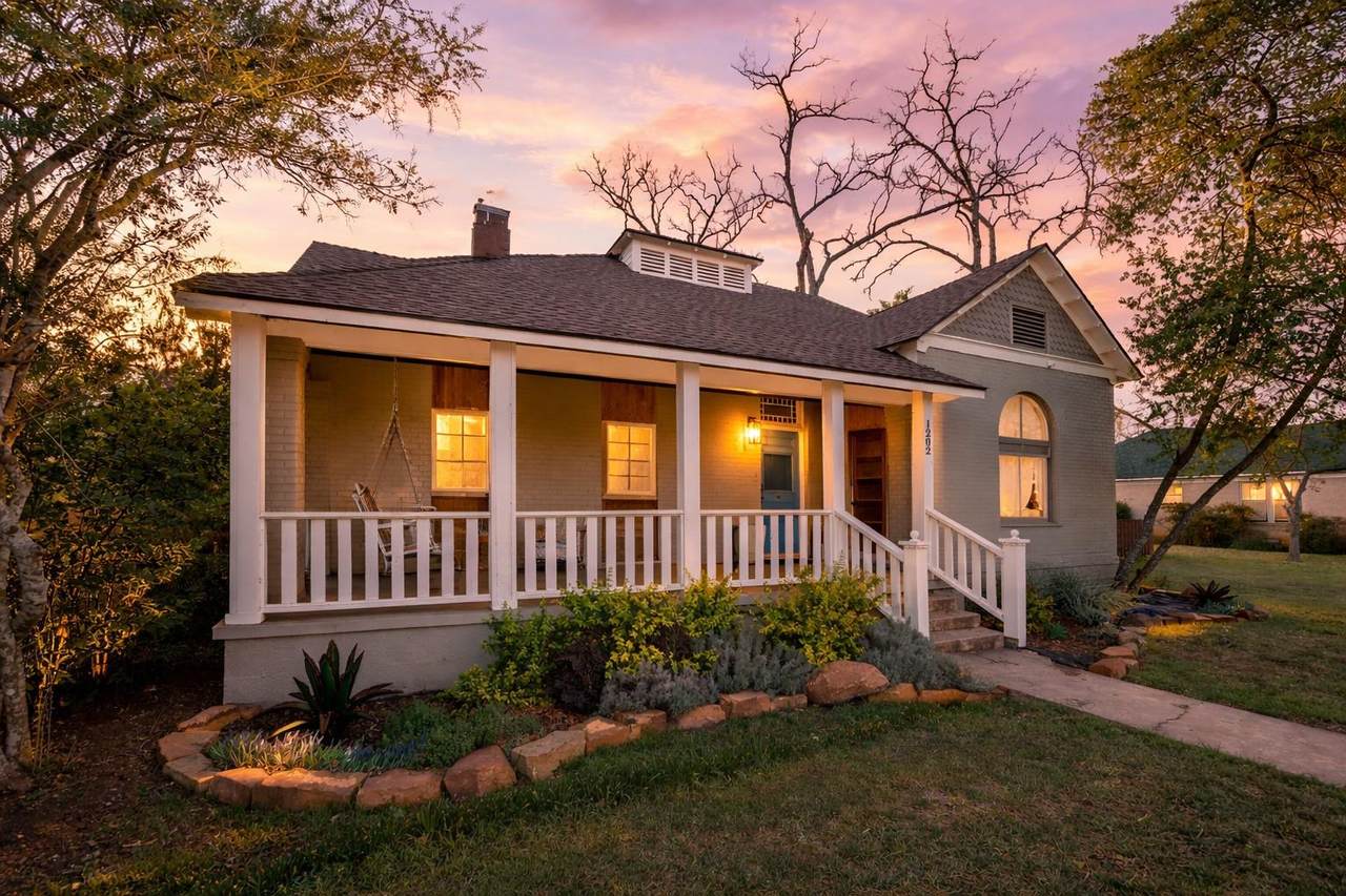 1202 Pecan St - Photo 1