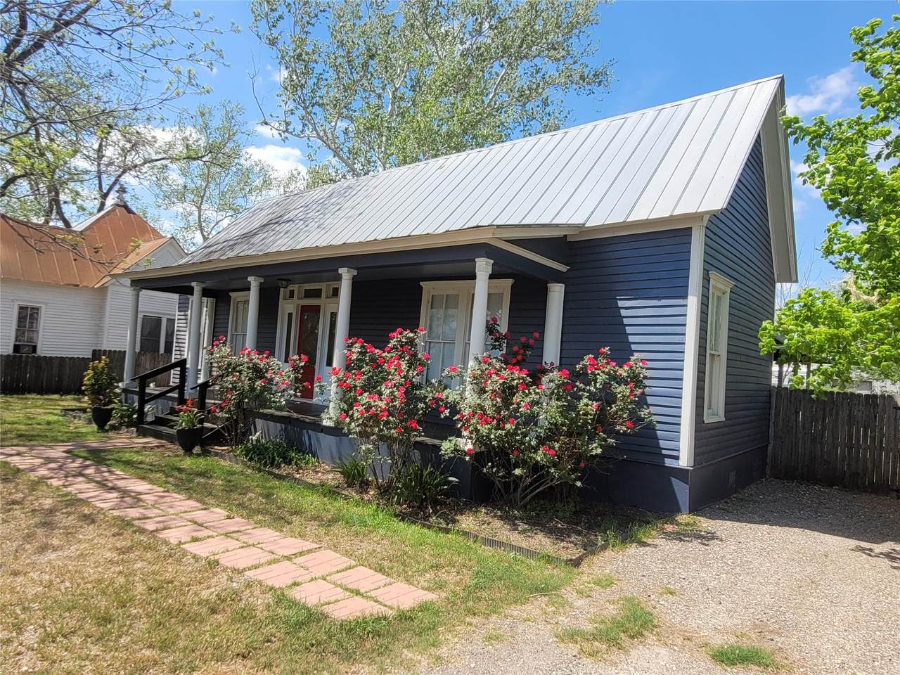 403 Fawcett St - Photo 1