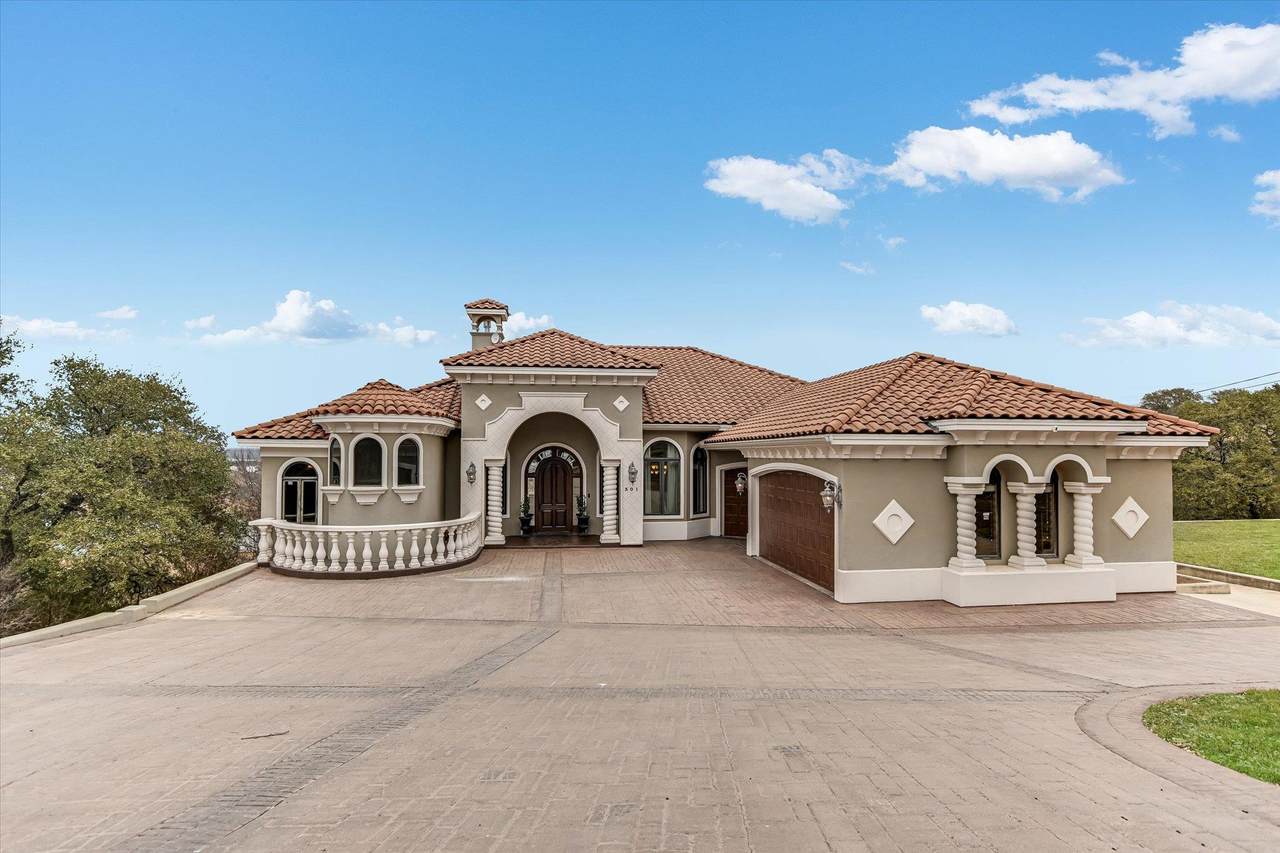 301 Circle Dr - Photo 1