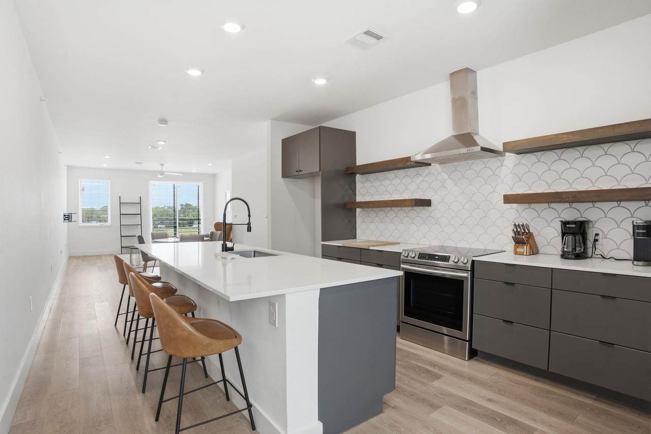 2709 5th St - Photo 1