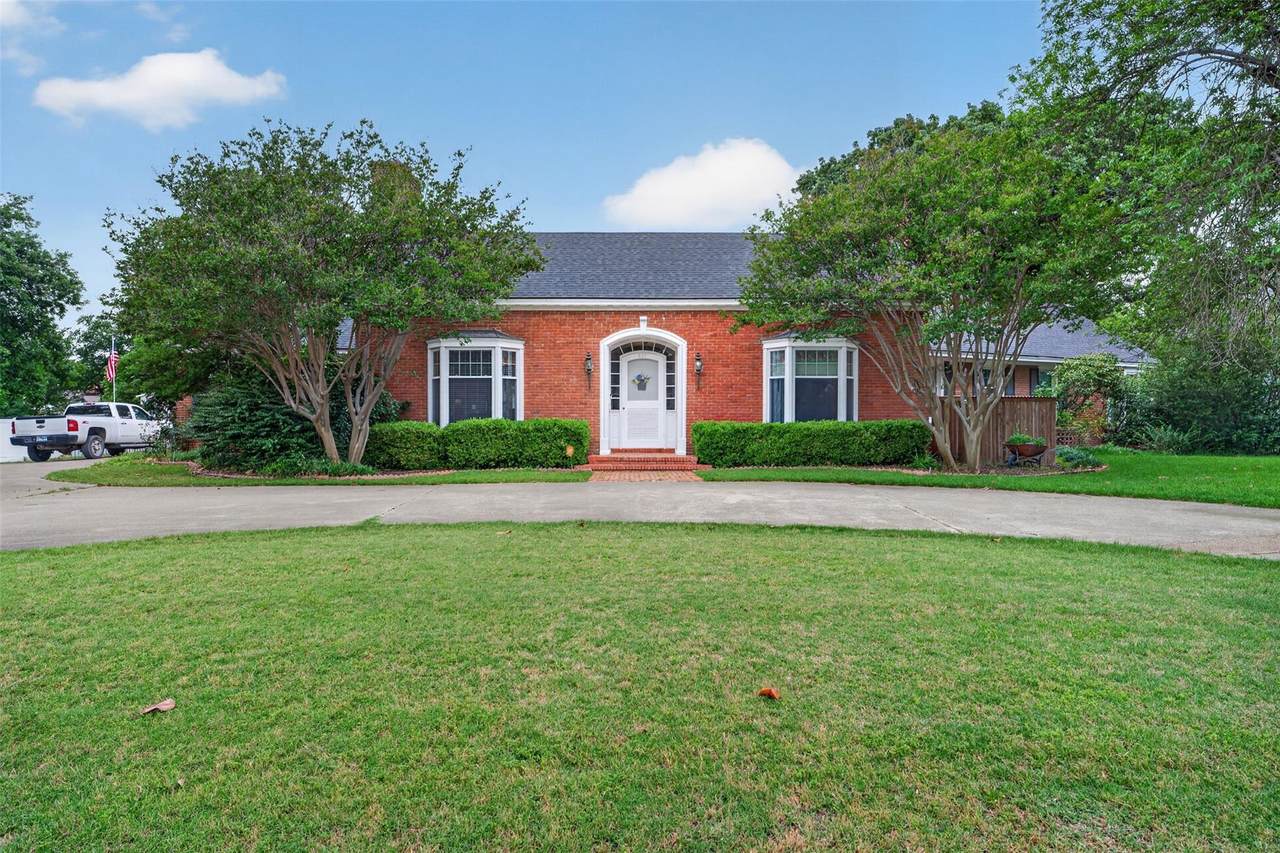 437 Craig St - Photo 1