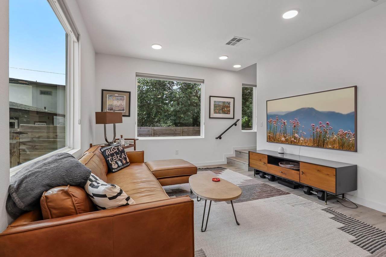 1406 Camelot Cir - Photo 1