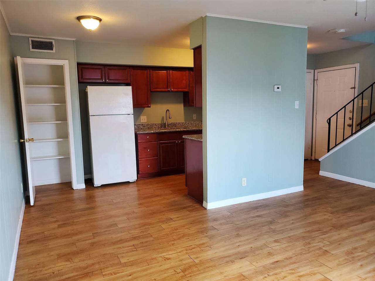 2206 Mission Hill Cir - Photo 1