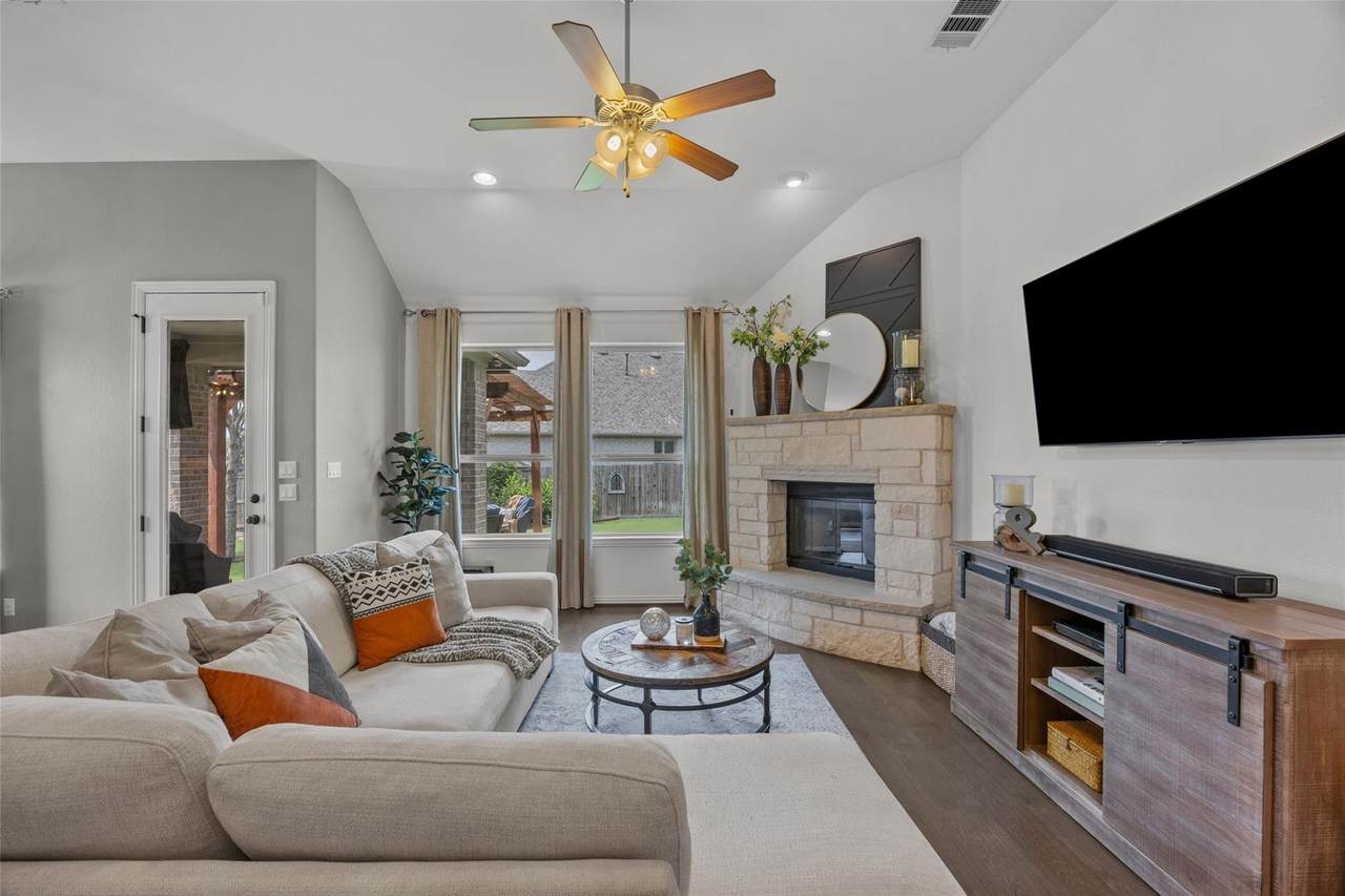 1012 Discovery Well Dr - Photo 1