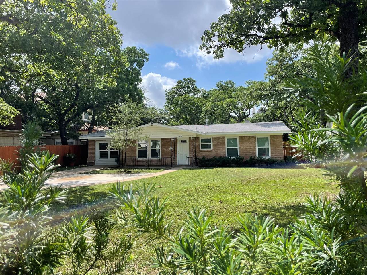 1409 Elton Ln - Photo 1
