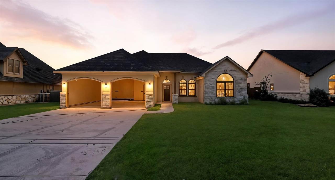 301 Live Oak St - Photo 1
