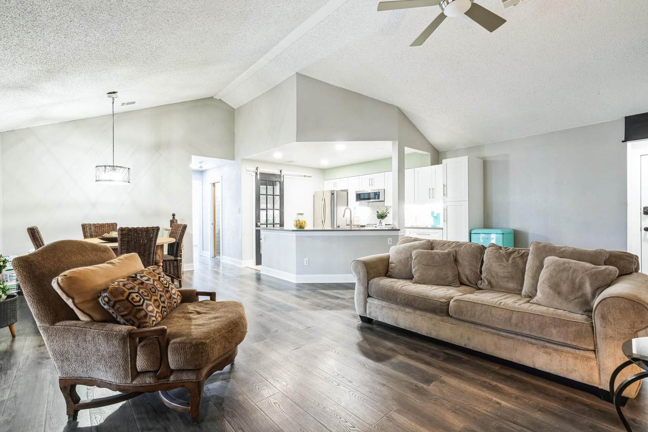 1202 Thorpe Ln - Photo 1