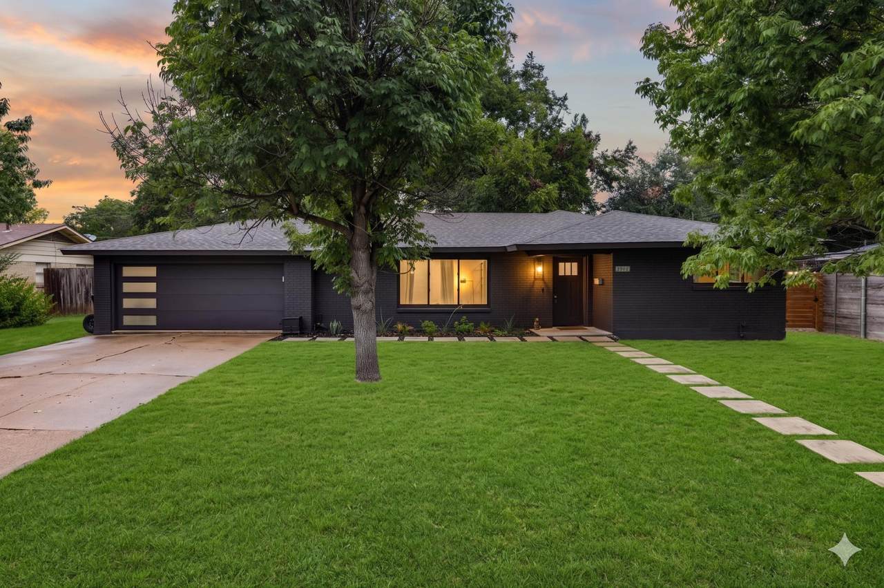 2902 Skylark Dr - Photo 1