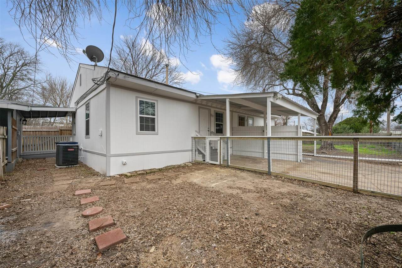 901 Valdez St - Photo 1