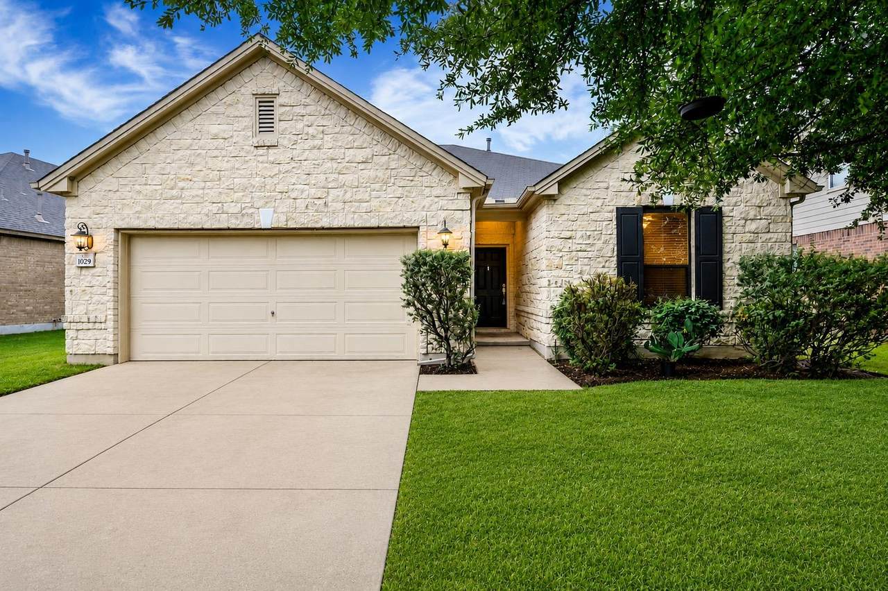 1029 Hyde Park Dr - Photo 1