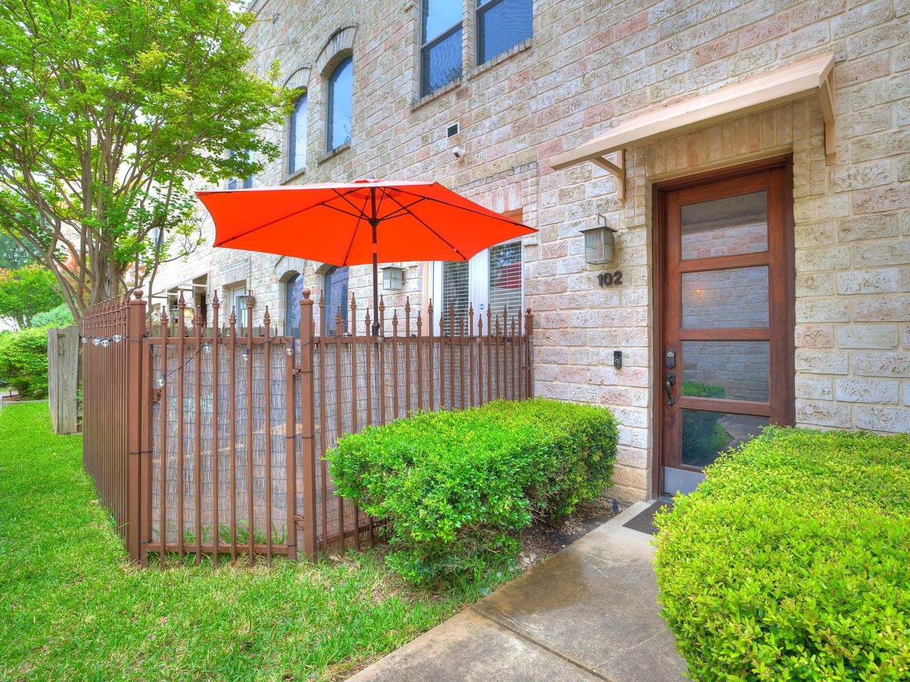 1202 Flores St - Photo 1