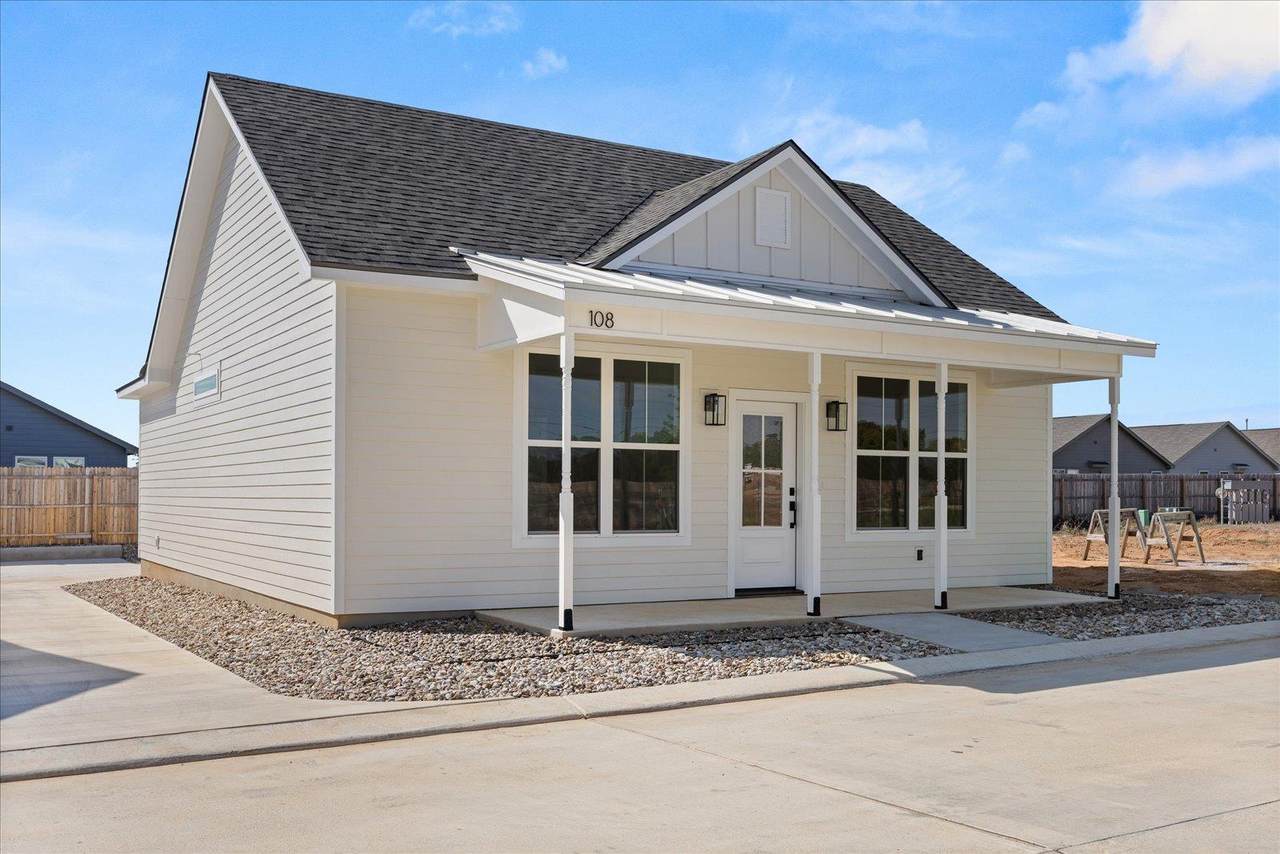 802 Creek St - Photo 1