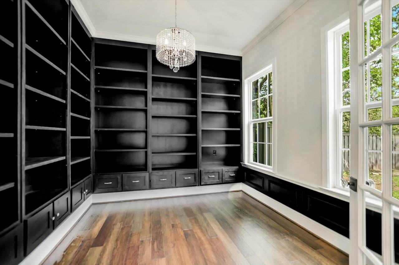 5200 Avenue H - Photo 1