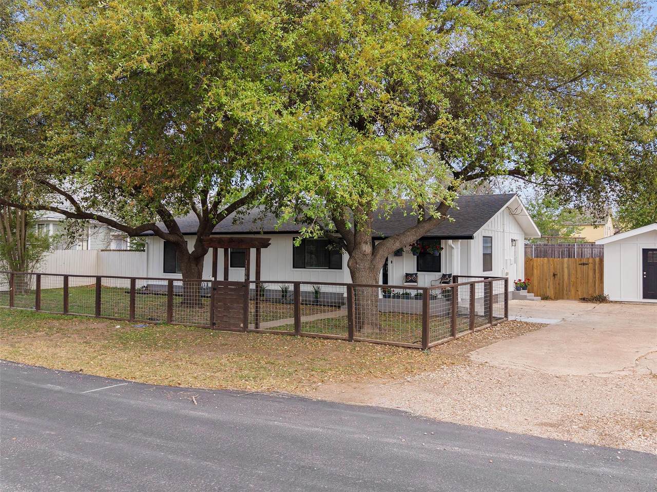 1106 Spring St - Photo 1