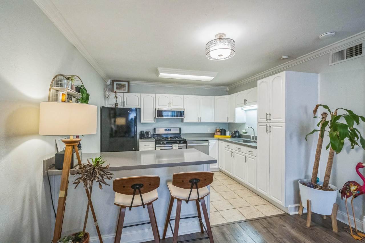 1304 Summit St - Photo 1