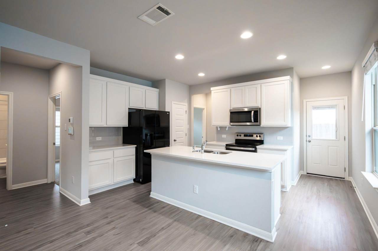 208 Kellys Heroes Way - Photo 1