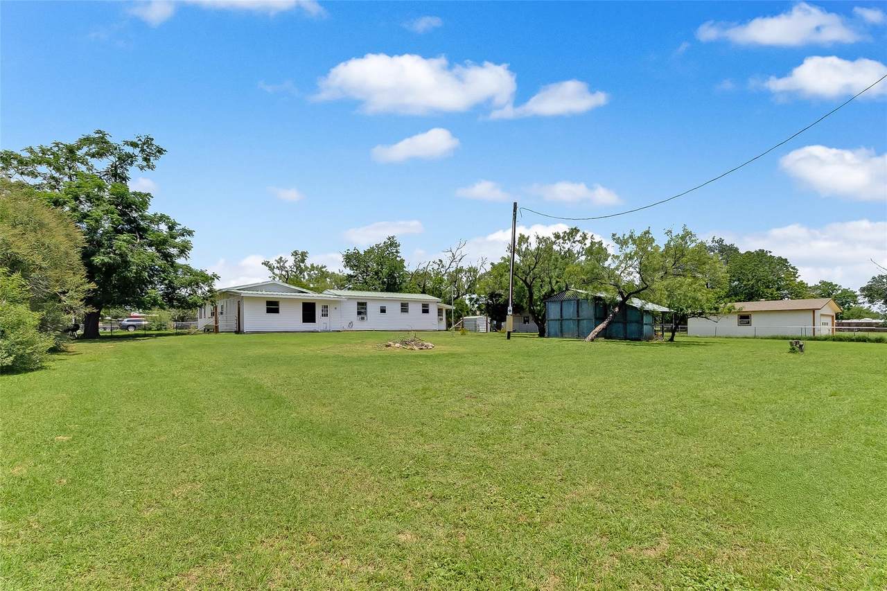 222 Bluebonnet Dr - Photo 1