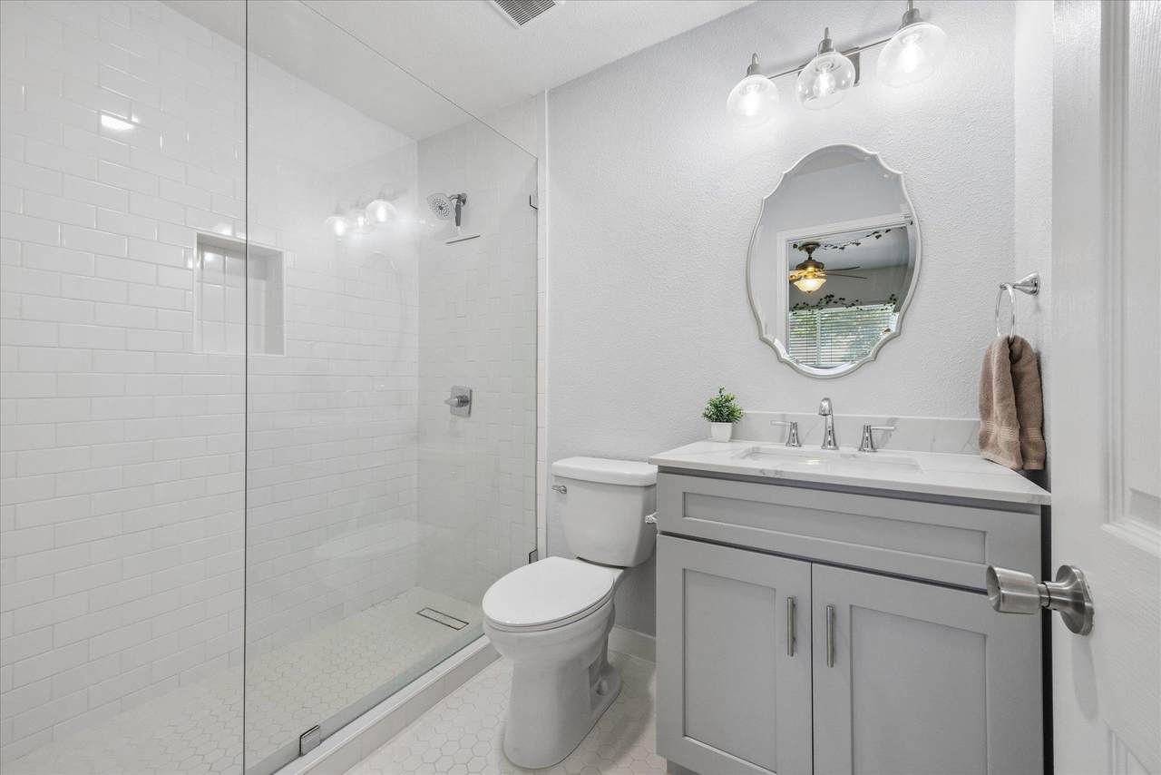 304 33rd St - Photo 1