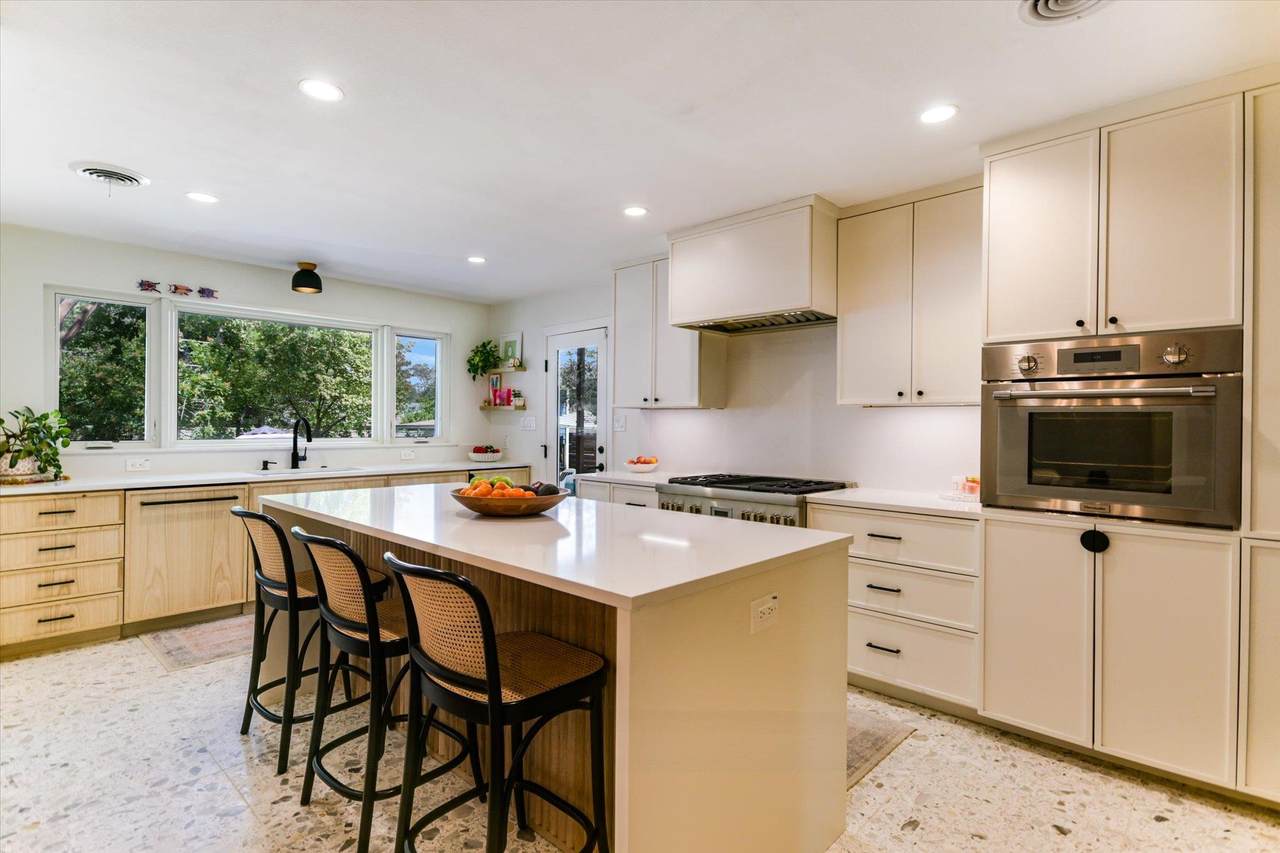 1600 Larkwood Dr - Photo 1