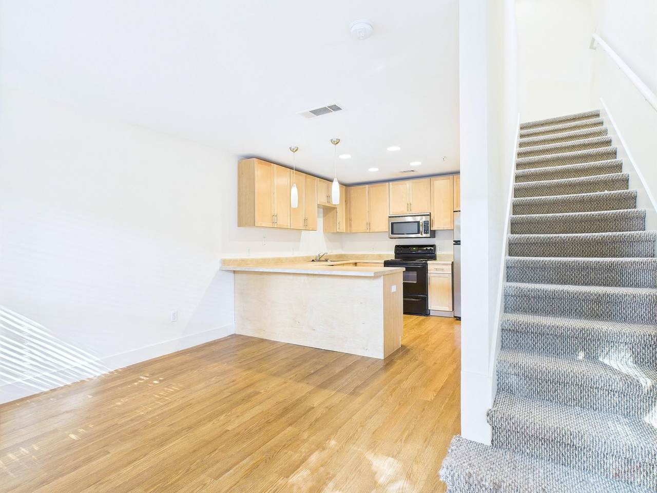 711 32nd St - Photo 1