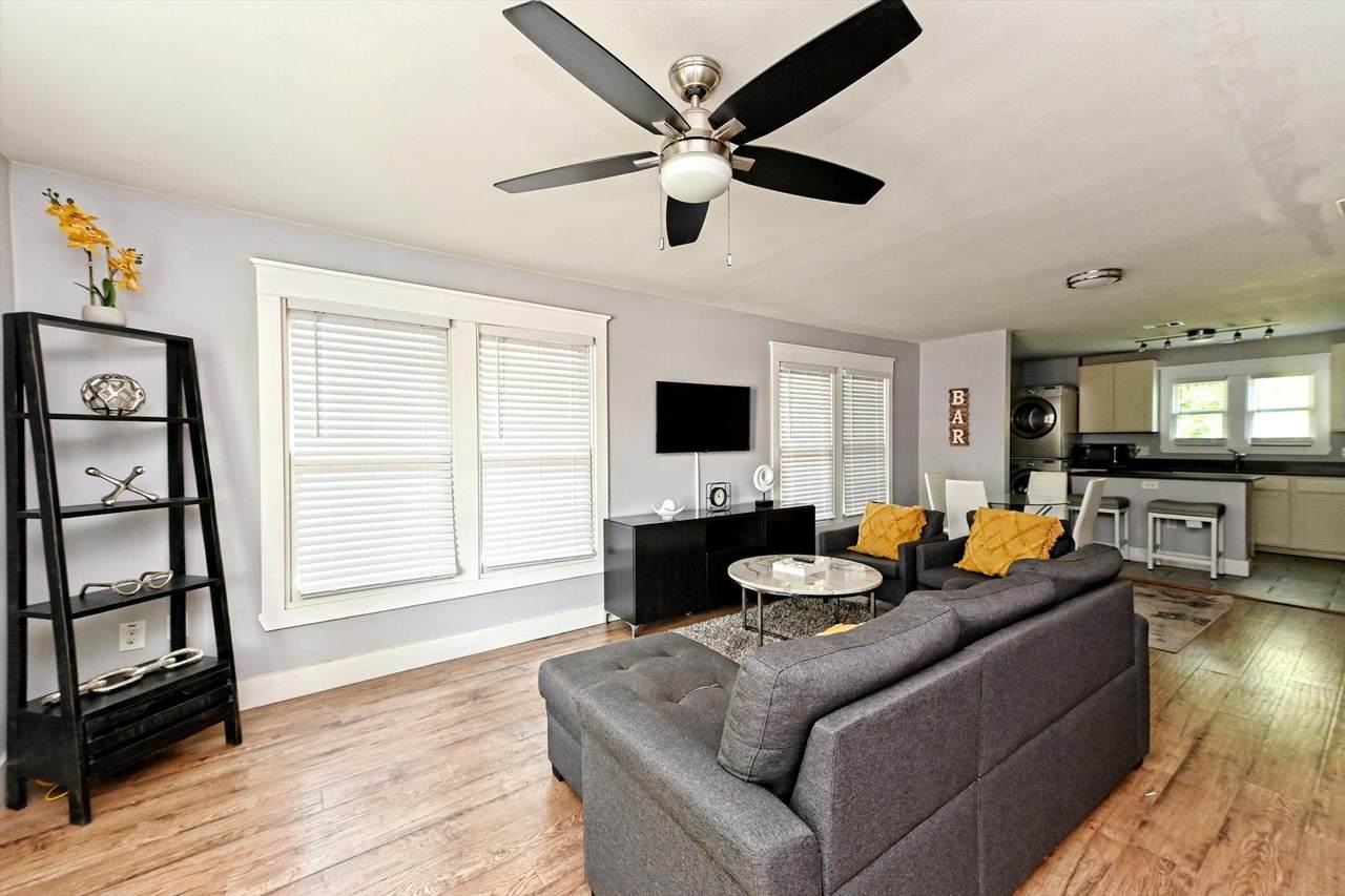 1906 21st St - Photo 1