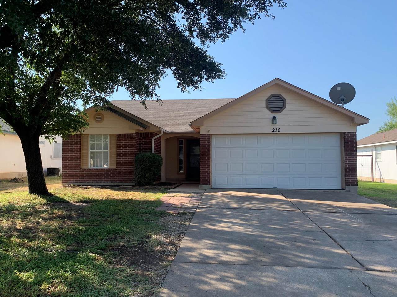 210 Evergreen Cir - Photo 1