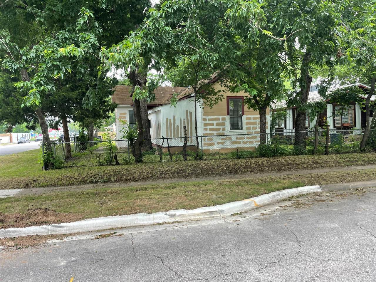 81 Chalmers Ave - Photo 1