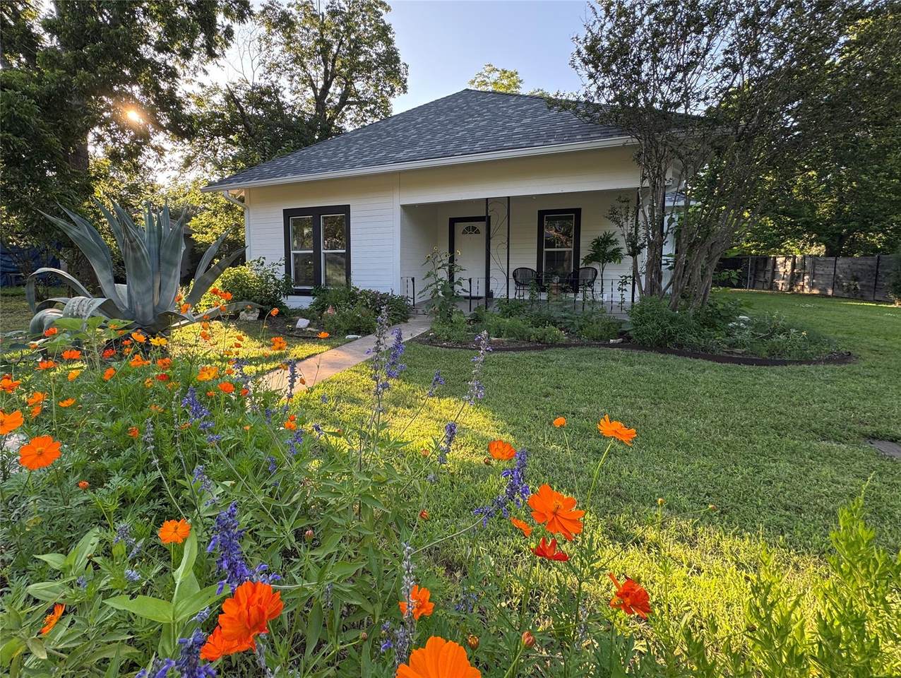 302 Brenham St - Photo 1