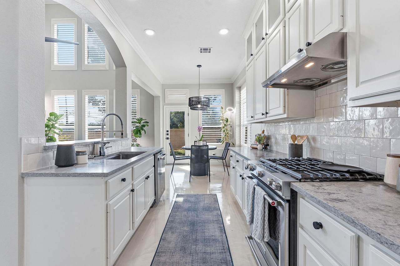 5000 Mission Oaks Blvd - Photo 1