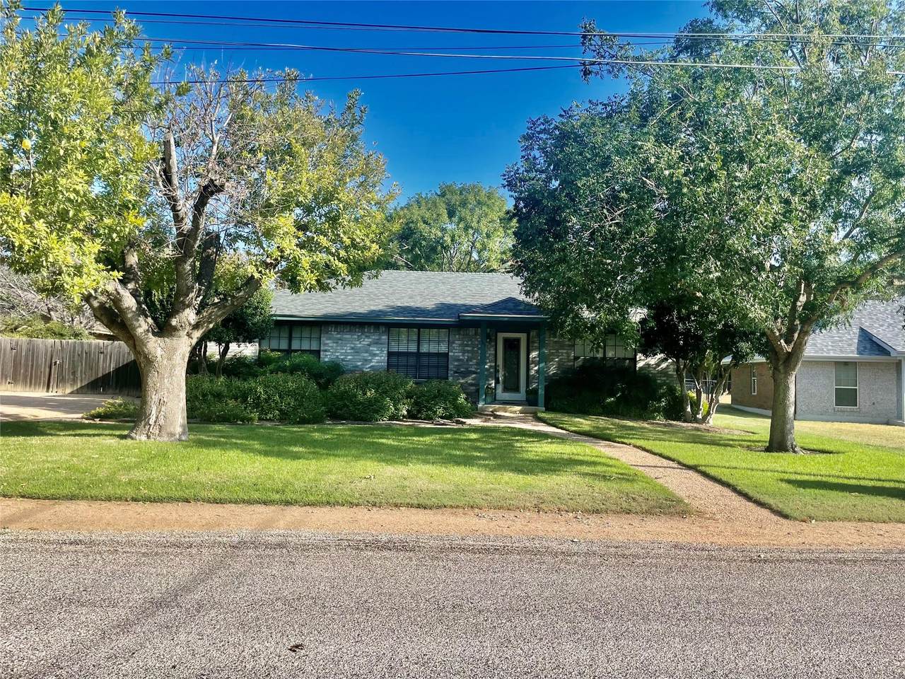 1113 Hackberry Dr - Photo 1