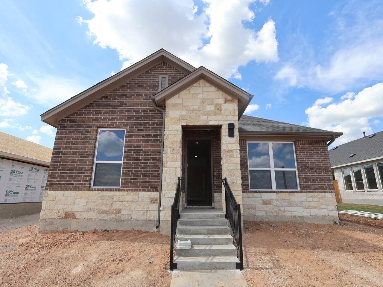609 Clarissa St - Photo 1