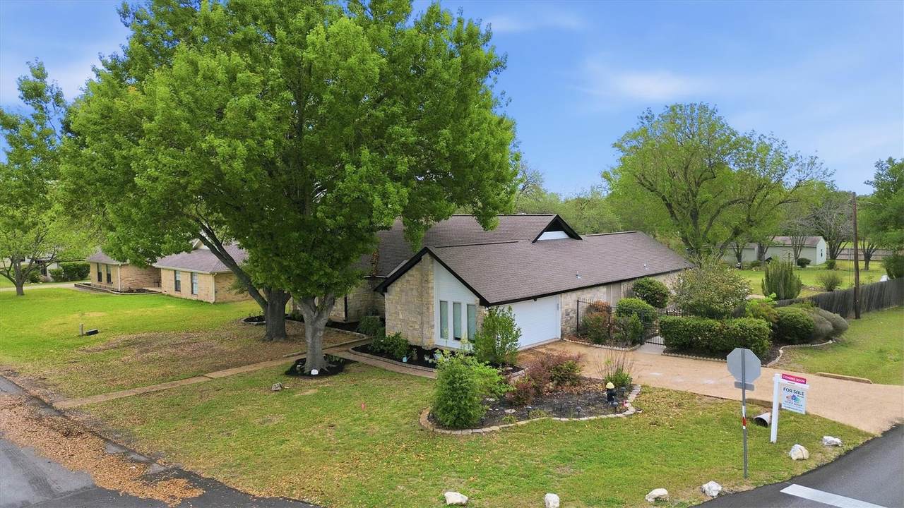 201 Towhee Dr - Photo 1