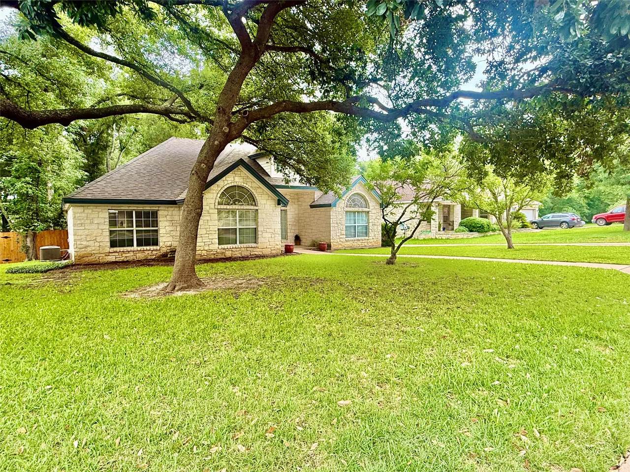 1127 Robin Rd - Photo 1