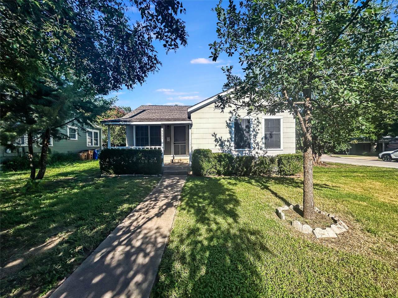 5501 Montview St - Photo 1