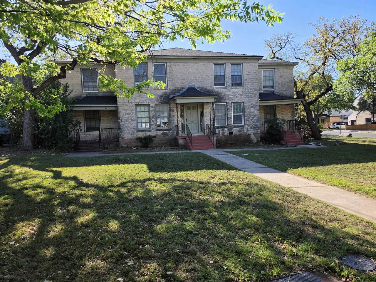 1401 Hartford Rd - Photo 1
