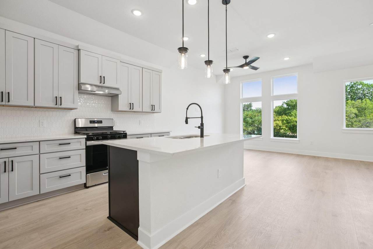 200 56th St - Photo 1