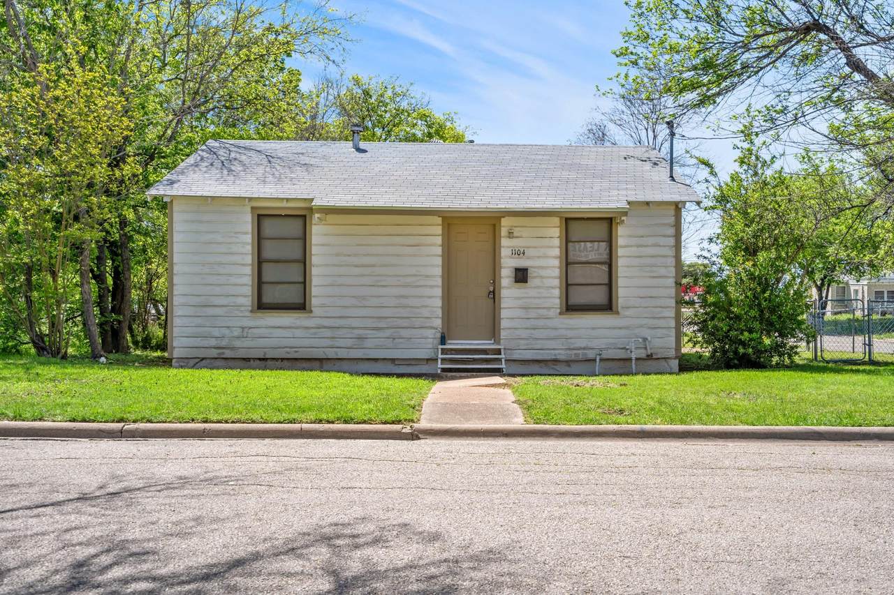 1104 York Ave - Photo 1