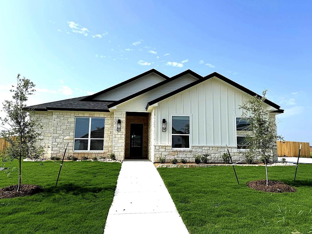 1614 Hunt Dr - Photo 1