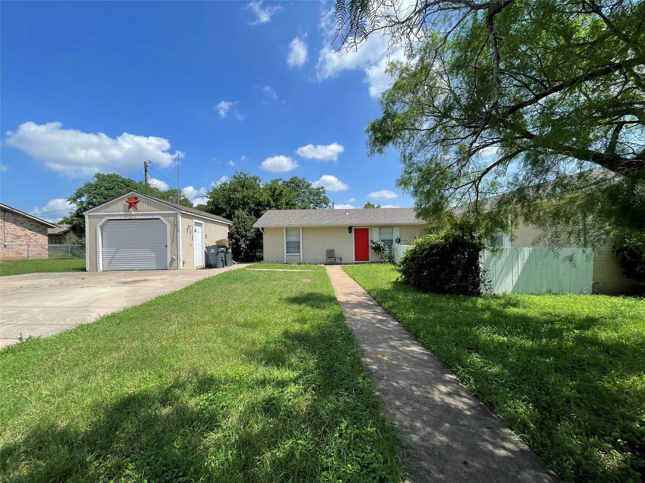 2405 Parker Cir - Photo 1