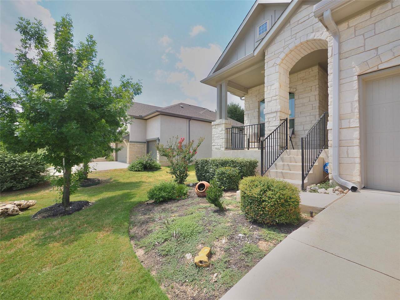 421 Fair Oaks Dr - Photo 1
