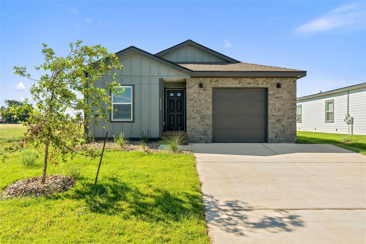 2024 Applewood Dr - Photo 1