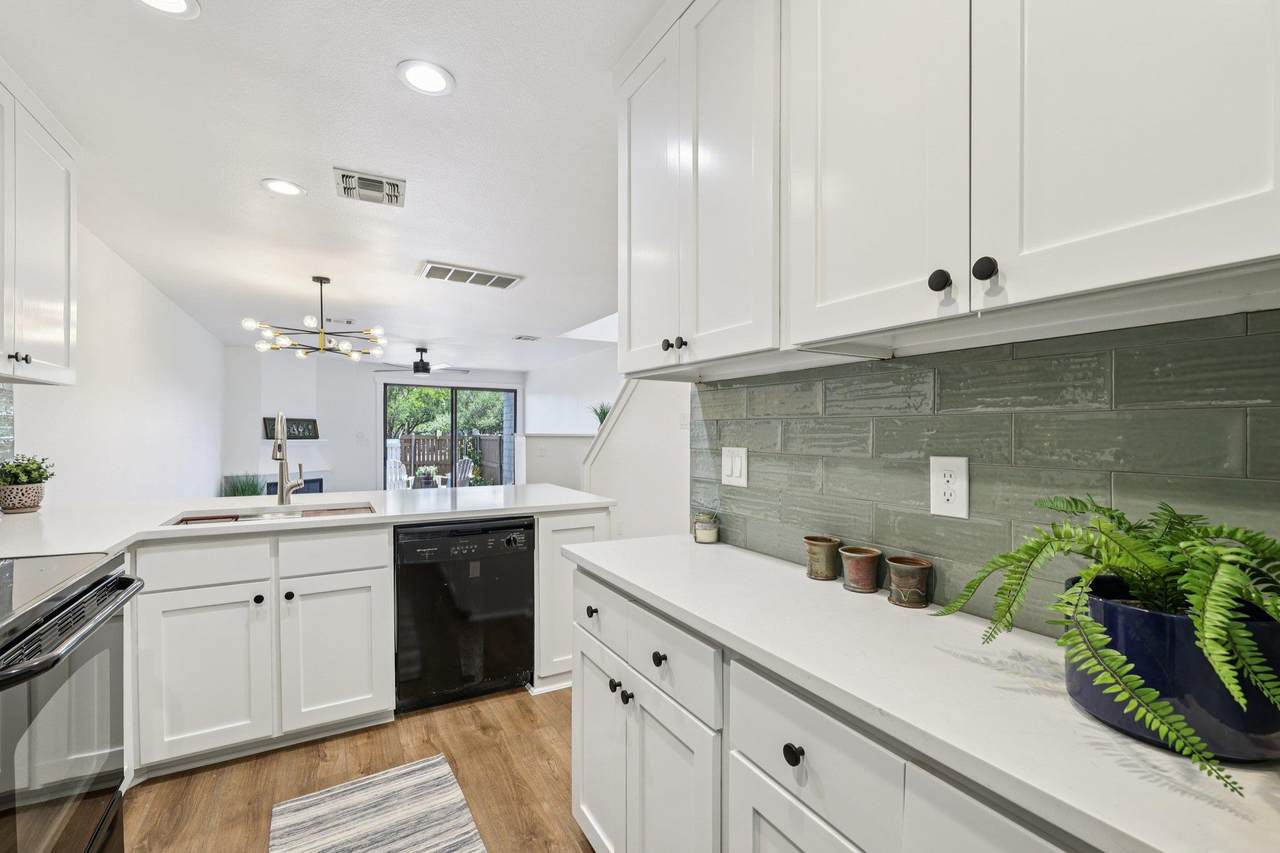 7122 Wood Hollow Dr - Photo 1