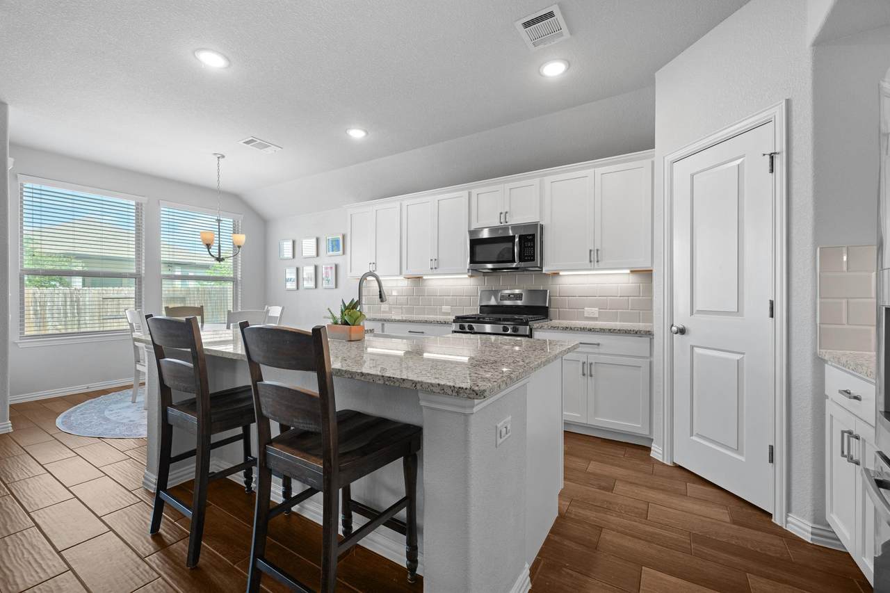 4174 Kingsley Ave - Photo 1